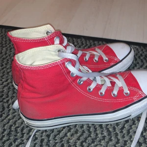 Röda Converse  - Ska sälja min röd converse, har använt dem ca 3 gånger och tycker att jag inte riktigt passar i dem, så ska sälja dem!