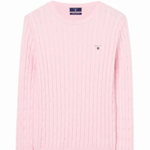 Ljusrosa Gant tröja - Super fin och perfekt passande över skjorta eller för sig själv. Passar många storlekar i och med att det är stretch cotton:)