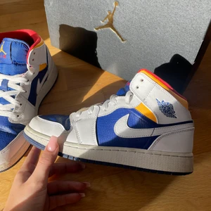 Jordans  - Ett par skitsnygga nya Jordans i storlek 37.5, endast använda en gång och säljs pga de inte kommer till någon användning❤️ skriv om ni önskar fler bilder! Kan skickas både med och utan box