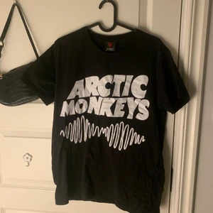 arctic monkeys svart t-shirt - bra skick!