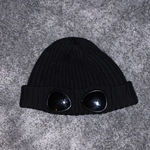 Cp company mössa - Svart cp mössa, köpt från v19 i Göteborg. Retail- 900kr    Helst möte men kan skicka i vissa fal