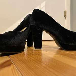 Svarta klackskor stl. 36 - Oanvända finklackar i storlek 36. Färg: Svart. Köparen står för frakten.