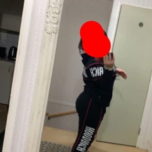 Hoodrich  - Den är stolek M den är för killar men tjejer kan också använda det dde. är svart röd hoodrich dress