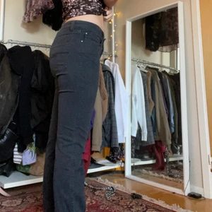 Gråa lågmidjade byxor - Lågmidjade byxor i mjukt material med små ränder på. Köpta på secondhand och använt fåtal gånger. Säljer då de tyvärr är lite för små för mig. Frakt ingår inte i priset