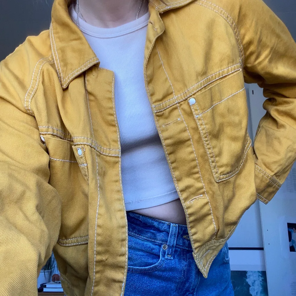 Så snygg gul jacka från Zaras dyrare kollektion. Flitigt använd men i fint skick. Supersnygg att ha på vår och höst. . Jackor.