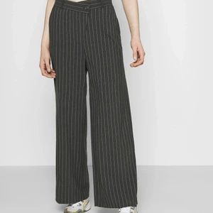 Kostymbyxor från weekday  - Inköpta förra sommaren och är fortfarande som nya! Köpare står för frakt. Nypris: 500kr 