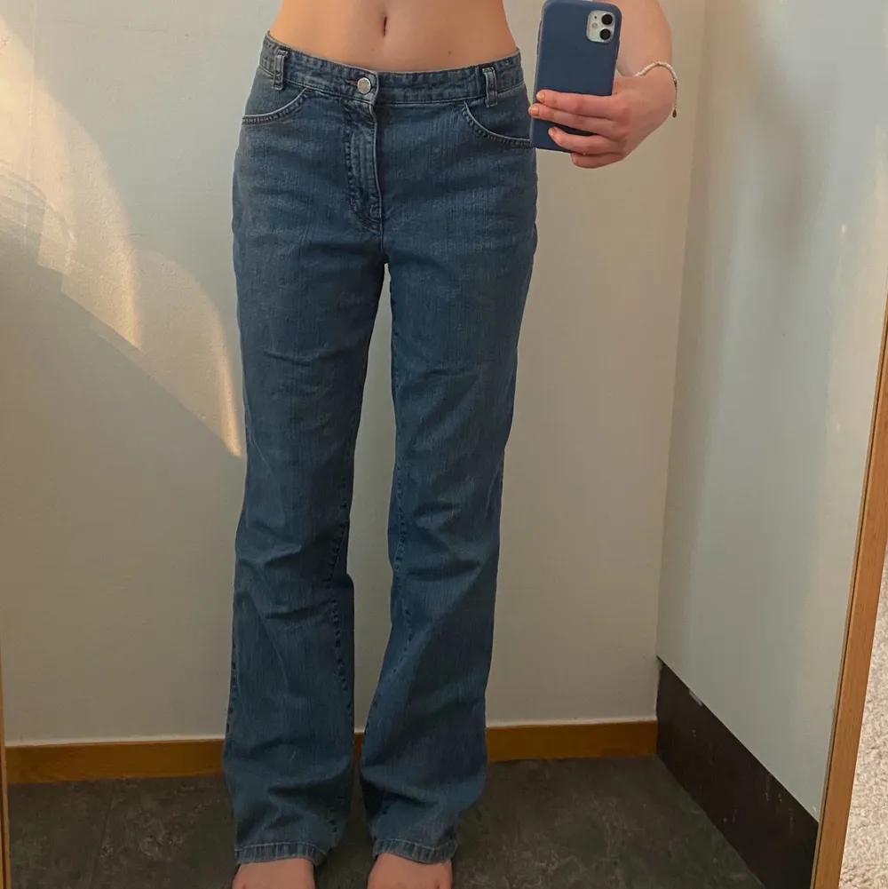 As snygga och bekväma jeans från Mac, man kan bära dom som både lowwaist och midwaist beroende på hur man vill att de ska sitta i rumpan! De har lite slitningar bak längs ner på benen då de är lite långa på mig och jag har gått på dom, men de är inget man lägger märke till❤️. Jeans & Byxor.