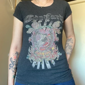 T-shirt  - T-shirt med tryck och ”stenar”. En del av stenarna har lossnat men annars i gott skick. Storlek L men skulle säga att den är mer som en M