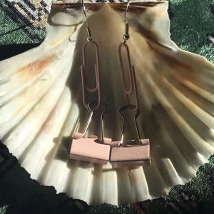 Örhängen  - Dessa har blivit populära hos mig så jag lägger utt här så nu finns dom här rosa kontoret 