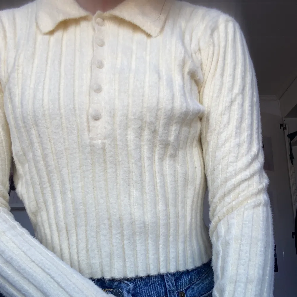 Så HIMLA mjuk tröja. Jättevarm och väldigt mysig att ha på sig. Färgen är beige,vit-aktig, vintage-känsla.. Toppar.