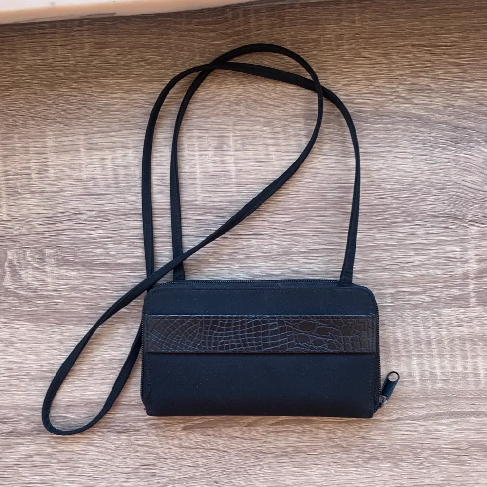 Liten svart plånboksväska med en fakeskinn detalj. Vet inte vart den kommer ifrån då den e gammal💗🌸. Väskor.
