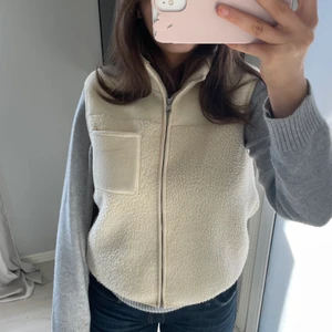 Teddy väst - Beige teddyväst köpt förra sommaren! Använd, men i bra skick 🙌🏼 skit najs till våren då man kan ha både tunnare å tjockare tröjor under! passar även xs/s