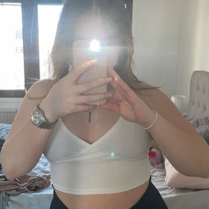 Vit topp  - En jättefin topp men den är inte riktigt min stil längre! Använt 1 gång. Är i storlek S men passar även storlek M. Kan mötas upp i Stockholm eller skicka på posten. 50kr + frakt ❤️