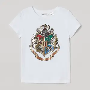 En hogwarts t-shirt i bomull, stl 158/164. Säljer pågrund av att den är för liten, bara använt ett fåtal ggr. Nypris från hm, 50kr. Du betalar för frakten. Skickas tvättad och strykt. <3 (Första bilden är lånad) 