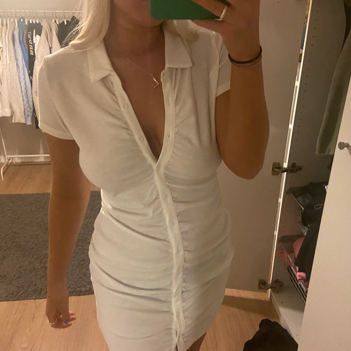 Vit klänning med knappar - 90