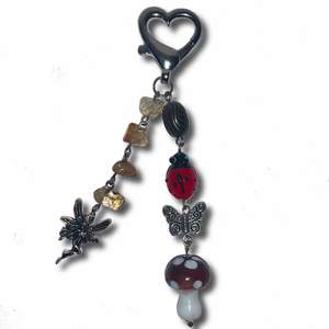 Handgjord nyckelring med en samlig av olika sorters pärlor och charms 🍄 50kr + 12kr frakt