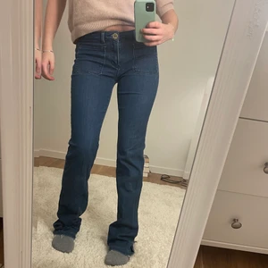 Lågmidjade jeans - Så fina lågmidjade bootcut jeans med fickor framtill! Dessa köpte jag second hand och de är från massimodutti😍 Väldigt unika och de sitter ju så snyggt på. De är rätt långa med innerbenslängden 87cm och midjemått ungefär 36,5 cm. Har trampat på der där nere vilket man ser på sista bilden. Köparen står för frakt❤️‍🔥