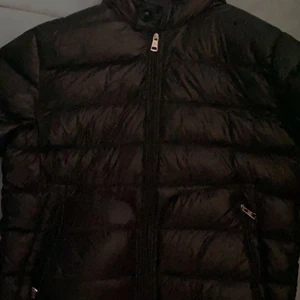 Moncler jacka - Säljer min moncler jacka storlek S