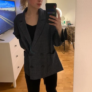 Blazer - Mörkblå rutig blazer från monki i toppskick 💕 säljer för 166kr där spårbar frakt är inräknad! 