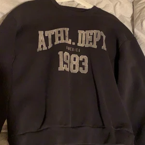 Sweatshirt - En sweatshirt från Gina tricot. Typ aldrig använt. De är storlek s men passar xs osså.