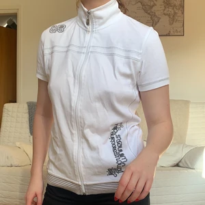 Y2k Topp - Säljer denna topp med dragkedja längs hela, i storlek M❤️