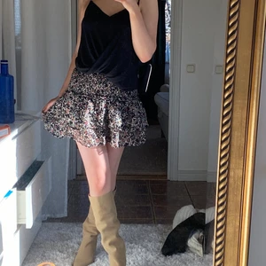 Zara kjol - Säljer min otroligt fina zara kjol som ej kommer till användning längre, det är även ett par inneshorts så man inte flashar för mycket. Str L men sitter mer jag har kunnat använda den som är M-S 