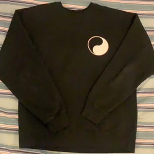 Our Legacy x Stussy, tröja strl L - Väldigt bra skick, använd handfull gånger. Köpt för någon månad sen i en Our Legacy butik. Passar perfekt på mig, 187 cm. Kan skicka fler bilder vid behov! 😁                                                                                                Leverans från 66-99 kr, postnord spårbar frakt