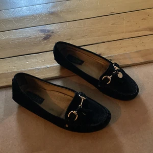 Svarta loafers - Loafers från Novita i storlek 38. 