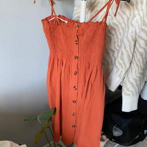 En oanvänd söt klänning från SHEIN. Storlek M men passar även S. I en orange/ rost färg. Köparen står för frakten som tillkommer!