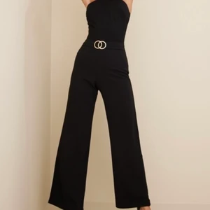 Byxdress  - Byxdress från märket Sisters point, köpt på Nelly. Använd en gång, mycket bra skick. Köparen står för eventuell frakt ✨