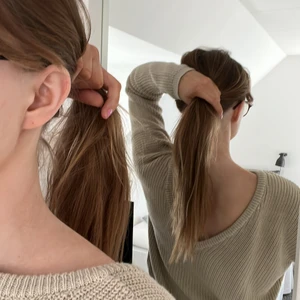 Stickad tröja - FINNS ÄVEN I BLÅ💙💙Stickad tröja med öppning i ryggen från na-kd. Använd någon enstaka gång därmed super fint skick och väldigt skön. Strl XS och passar mig som är 175cm. 