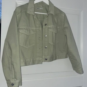 Jeansjacka pastellfärgad - Riktigt fin jeansjacka i strlk S sparsamt använd, nypris 499kr  