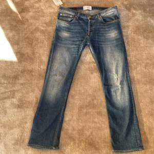 Sparsamt använda Sandro paris jeans i storlek 31, väldigt bra skick! (Säljes för att de är för små för mig).            Nypris 1995kr.  Kontakta vid frågor!