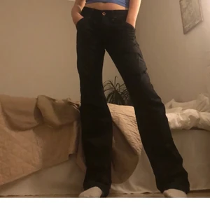 Lågmidjade jeans - Snygga trendiga lådmidjade svarta jeans! Säljer pga för stora! Lånade bilder. Tall modell, går att klippa av! Frakt ingår ej i priset💞💞✨✨✨