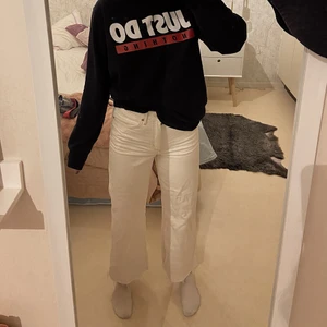 Raka korta jeans från H&M - Ett par kortare jeans från H&M, modellen på jeansen är kortare🤍🤍