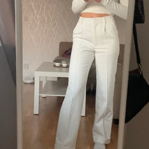 Kostymbyxor  - Superfina somriga kostymbyxor från Na-kd i storlek 32! De är helt oanvända med prislappen kvar. Köparen står för frakt och tar inte ansvar för om det blir nått fel på posten