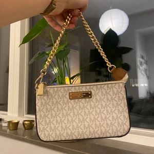 Michael kors väska  - En fin sommrig Michael kors väska som har lite repor på Michael kors skylten på utsidan av väskan, annars så gott som ny, väskan har inga fläckar på insidan eller på utsidan och inga andra skador, väskan har en “inbygdkorthållare” och ett till fack, så praktisk!💓💕 väskan kostade ca 1200kr när jag köpte den (pris kan diskuteras)