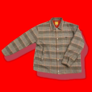 Rotation jacka (carlings) - Mönstrad jacka i väldigt bra skick. Lagom varm, lagom kall, vår/höst jacka. Jackan är ifrån carlings. Sitter oversize på en kille som har storlek L normalt.