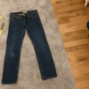 Acne jeans lågmidjade.  - Säljer dessa skitsnygga lowwaist jeans från Acne.❤️ Knappt använda i storlek 27/32. Kan posta då tillkommer frakt eller mötas i Stockholm.❤️❤️