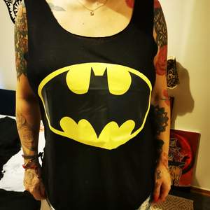 Knappt använt Batman linne, hittar ingen storlek men skulle säga att det passar som oversize M/L eller vanlig XL. 