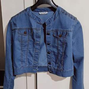 Jeansjacka, tillverkad i Turkiet, storlek 44, blå färg, och kvaliteten är mycket bra, endast använd två gånger