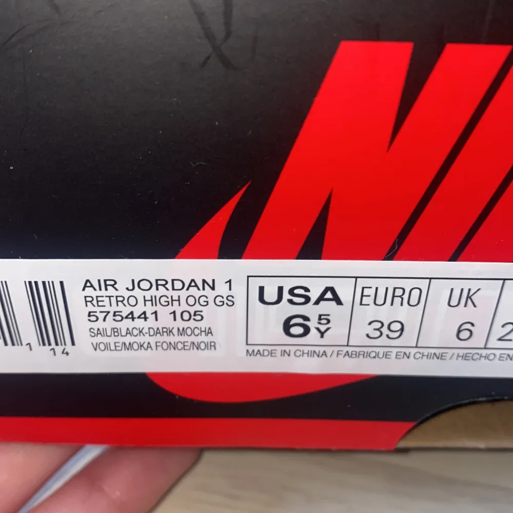 Air Jordan 1 Retro High Dark Mocha is storlek 39, använda endast en gång. Köpta på soldout.dk (skriv för fler bilder). Ny pris 6.500 DDK och säljs för 4000 SEK. Skor.