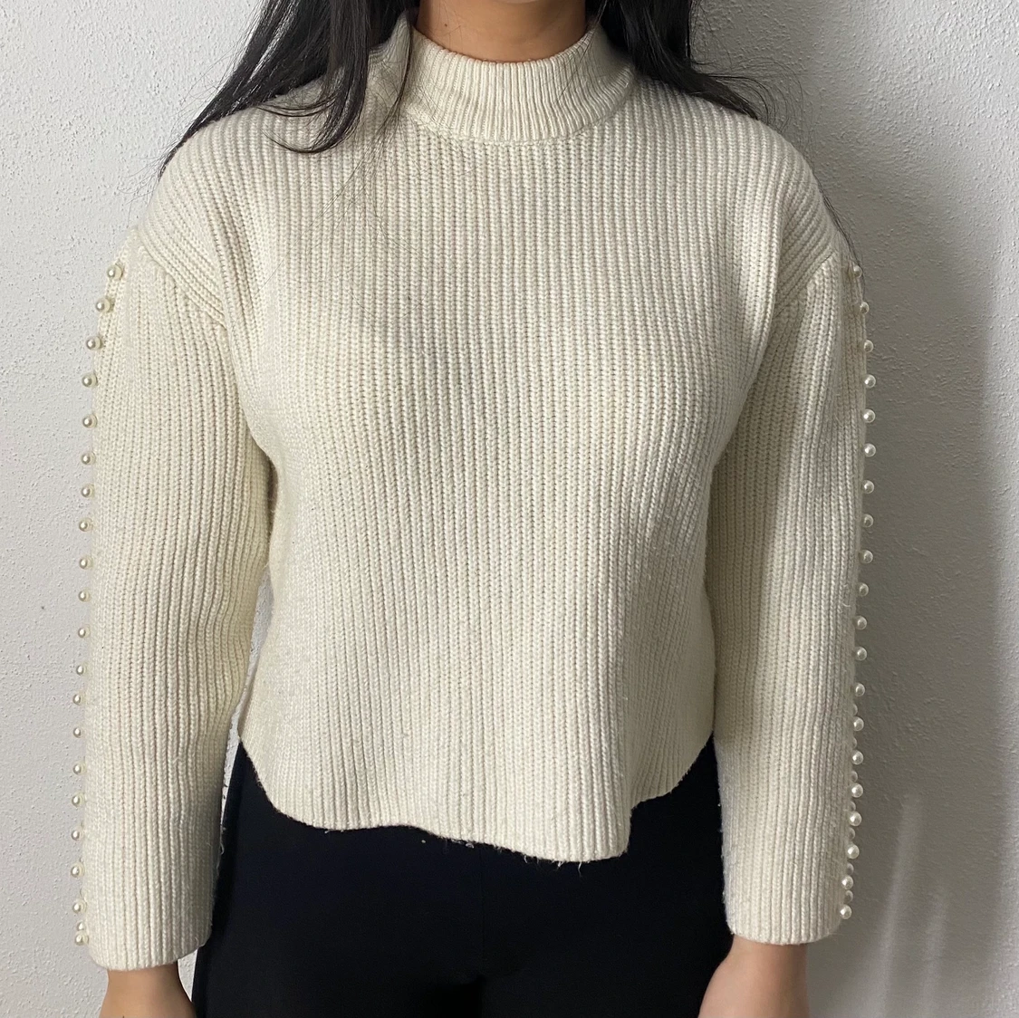 Stickad tröja med pärlor