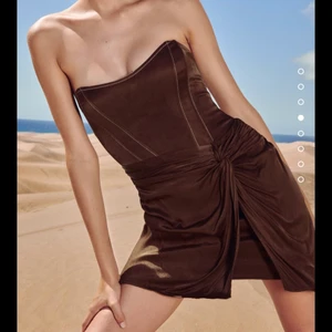 Zara klänning  - Slutsåld klänning från zara i storlek 36! Aldrig använd, köparen står för frakt💖 