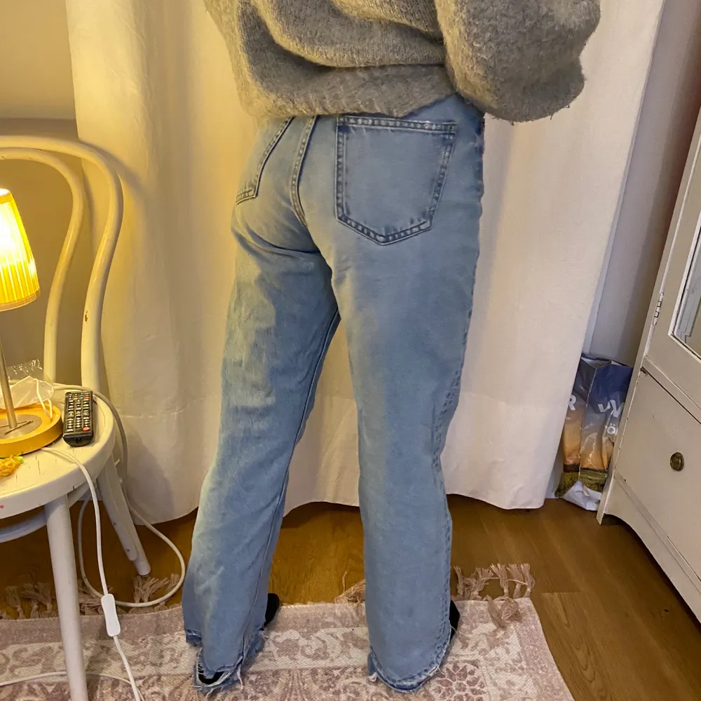 Säljer dessa jättefina ljusblåa jeans från dr Denim. Jag har tagit ner sömmen längst ner för att dom ska bli längre. Dom har en söm som är lite sönder (bild 3)💕. Jeans & Byxor.