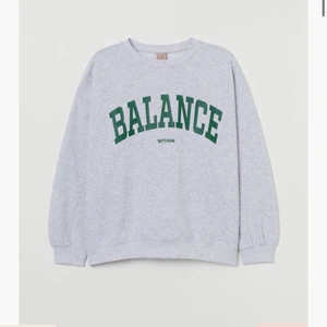 Sweatshirt  - Grå sweatshirt med tryck från HM, strolek M men skulle säga att de passar som en S-L beroende på hur man vill att den ska sitta❤️skriv privat för fler bilder