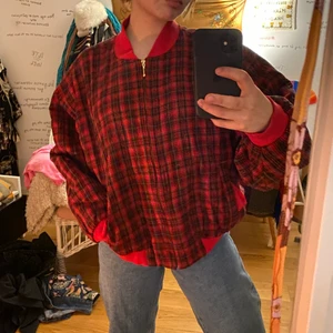 Vårjacka! - Vårjacka från beyond retro! Skitsnygg, och knappt använd av mig. 💕💕 passar folk upp till storlek L💋