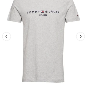 Tshirt, Tommy hilfiger - Säljer denna super fina och sköna t-shirt från Tommy hilfiger med den anledningen att den aldrig kommer till användning, använd Max 5 gånger.                                                    Nypris: 549kr                                                      Mitt pris: 335kr (gratis frakt)                             Storlek: S men passar även M🥰     Skriv privat för mer bilder osv😊är öppen för prutning.