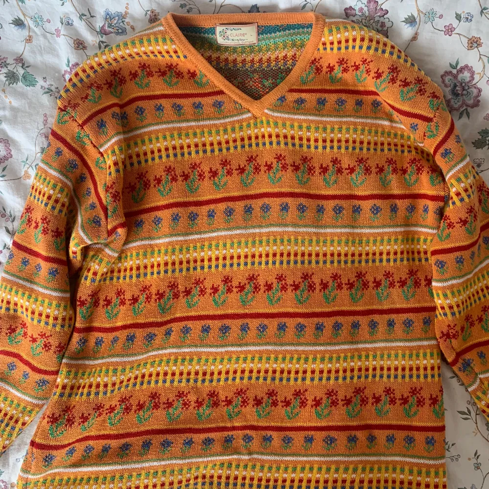 En otroligt fin stickad tröja i retro-modell. Säljer pga att den inte kommer till användning. En tröja som piggar upp vilken outfit som helst. Ganska lång i modellen, så går att styla på många sätt. Väldigt fint skick, inte alls nopprig eller urtvättad! Klara starka färger!. Neuletakit & Villapaidat.