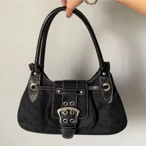 Guess väska - Så fin vintageväska från guess som jag hittade i mammas garderob för ett tag sen, men som tyvärr inte kommit till användning!! Lägger upp igen pga tidigare oseriösa köpare. Finns inga defekter på väskan och den är så gott som nyskick! Skriv om fler bilder inuti, baksida osv💕